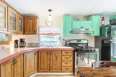 Image de Kerhonkson, Hudson Valley home with covered porch, fireplace, huge lawn/yard