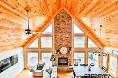 Image de Lakeside Catskills Escape • Soak, Sip & Stargaze