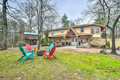 Image de Otto Home w/ Fire Pit, Tree House & Hot Tub!