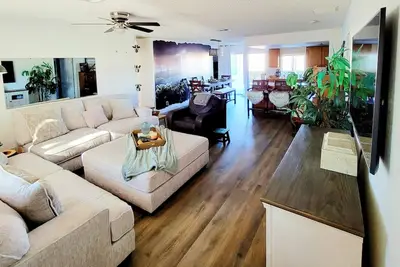 Image de 3br/2ba Family home-Sleeps 8 I Boat Parking I Pet Friendly I Under mile to River