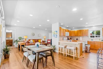 Image de Beautiful downtown home with large backyard, washer/dryer, deck, Ac, streaming