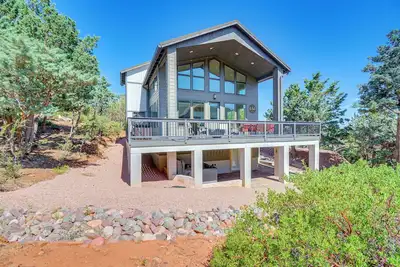 Image de Hot Tub + Deck: Mtn-View Pine Getaway!