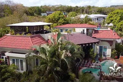 Silver Sand Estate 5br 5. 5ba Villa /. 1 mi  walk to Beach/Private Chef & Pool