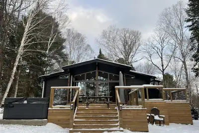 Image de Mac's Hideaway Lakeside -3bdr, dog friendlycottage, w/hot tub