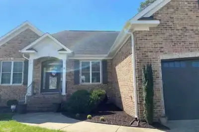 Image de Cozy 3 Bedroom 2. 5 bath home away from home.