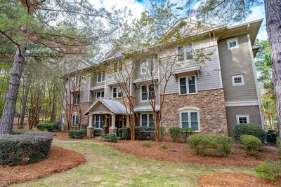 Image de Charming Reynolds Condo; Walk To The Ritz; On Golf Course