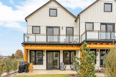 Image de Modern, view-worthy townhome with grill, W/D, shared pools & rental kayaks