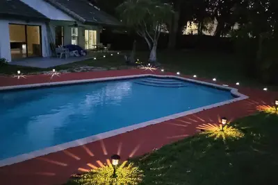 Image de King Bed Suite w. Large Backyard, 2 LVRMs & 2 FLs