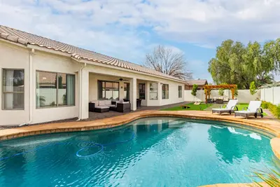 Image de Edgemont Escape- 3 King Beds, Free heated pool-seasonal, all the amenities