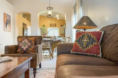 Image de Saddle In & Kick Back: Old West Charmer w/King Bed and Putting Green