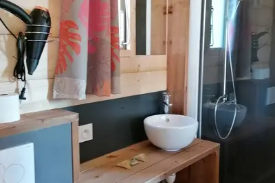 Image de Bungalow bois à la campagne sur un domaine de plusieurs logements