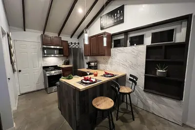 Image de Cozy Loft W/ private parking.