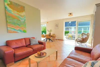Cozy spacious house with fireplace. Walking distance from the beach