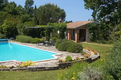Image de Lovely cottage with large pool in gorgeous, landscaped garden