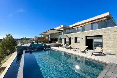 Image de Vue panoramique exceptionnelle pour cette villa sur les hauteurs de St Cyprien