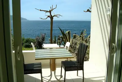 Studio N°1 à Tiuccia, les pieds dans l'eau, climatisé, wifi