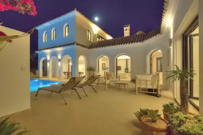 Image de Design Villa | Sleeps 10 | 100m to Beach | Heated Pool | Underfloor heating