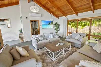 Image de Bancroft Haven - Nestled above the marina boasting views across Bancroft Bay