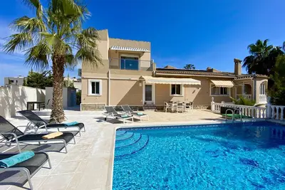 Image de Villa happy Place - 4 Bed 4 Bath sleeps 9, Private Pool, Full Air con, Wifi