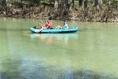 Image de Private Riverside Cabin in Concan ~ Gated, Cowboy Chic, Beautiful Riverfront!