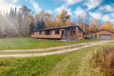 Image de Cozy Cabin located directly on the Orv trail. Peace & seclusion.