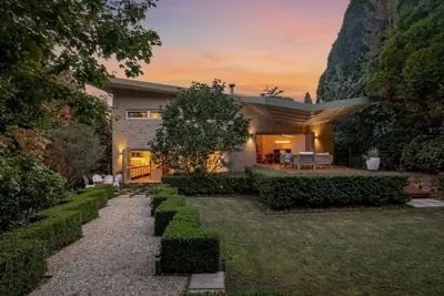 Image de Piano House is Architecturally designed with manicured gardens and pet friendly