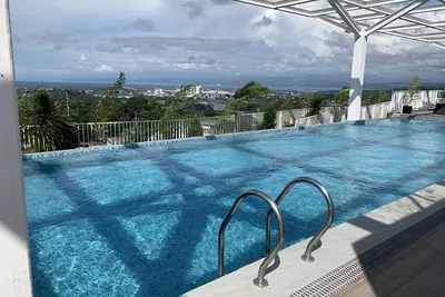 Image de Brand New Condo with pool and gym. One minute walk from Mall