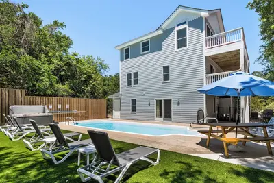 Chillax: Private Pool | Walk to Downtown Duck