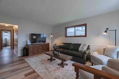 Image de Kick off your shoes and relax with the whole family at this peaceful 1970’s ranch