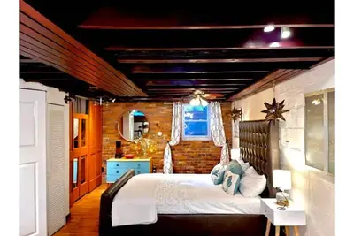 Image de Live in this iconic East Side lower level apartment