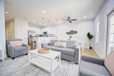 Image de Charming Family Retreat - Walk to Beach - Pool - Pets ok!