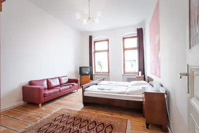 Image de Family-friendly apartment in an old building with modern bathroom & cozy eat-in kitchen