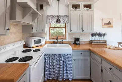 Image de Romantic Cottage with Majestic Mountain Views!