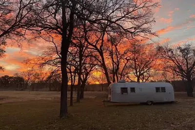 Image de Cute 1962 Rv with huge screened in gazebo ~1 mile from winery