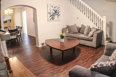 Spacious 4br Home-Walk to Stunning Views & Dining!