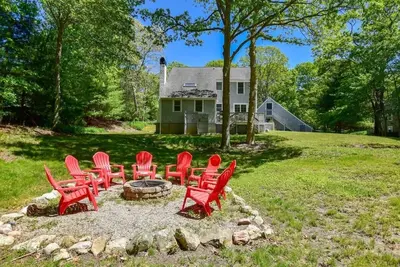 Image de Spacious Stone Fire Pit Game Room!