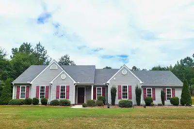 Image de Football fans and Lake Lovers! Beautiful home minutes to Clemson