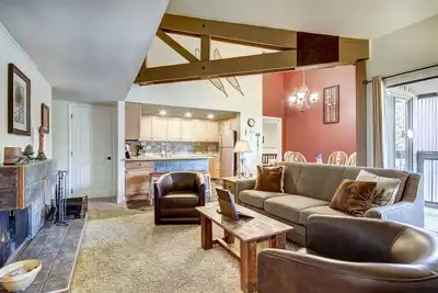 Image de 2br/2ba Condo on Shuttle Rt-Wild Irishman 1015–Pool & more! by RedAwning