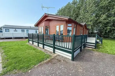 Modern 4 berth lodge with decking at Manor Park in Hunstanton ref 23024w