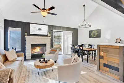 Image de Modern loft w/ pond view near lakes, golf & more!