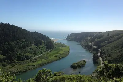 Image de Luxurious spacious new home near the beach with great views, privacy, and sauna