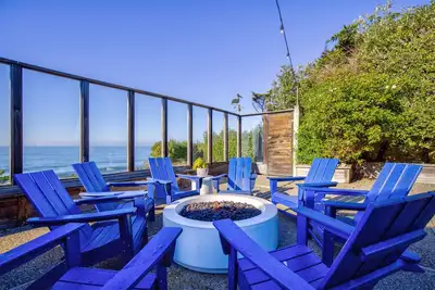 Image de Tranquil 3bd Coastal home w\/ Views to Die For! Patio w\/Firepit!