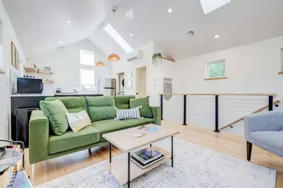 Image de Stylish 2br Guesthouse w/ Private Patio - Walk to Tennyson St