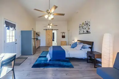 Image de Private studio & yard in the middle of everything!