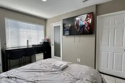 Image de Modern 1 Bedroom Home w/shower jets