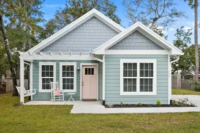 Image de Cozy Cottage 10 min walk to the beach!