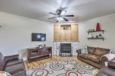 Image de Riverton Home w/ Gas Grill & Private Deck!