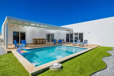 Image de Tropical Vibes ~ Brand-New Villa ~ Pool and Patio!