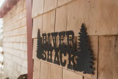 Image de Charming & Cozy River Front Cabin- Close to ski mountains. Ski, Fish, Swim & Hike!