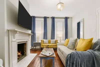 Image de ★ HostWise Stays ★ Historic Home w/ Patio & Garage, Near War Streets